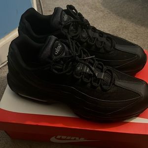 Air max 95 essentials triple black